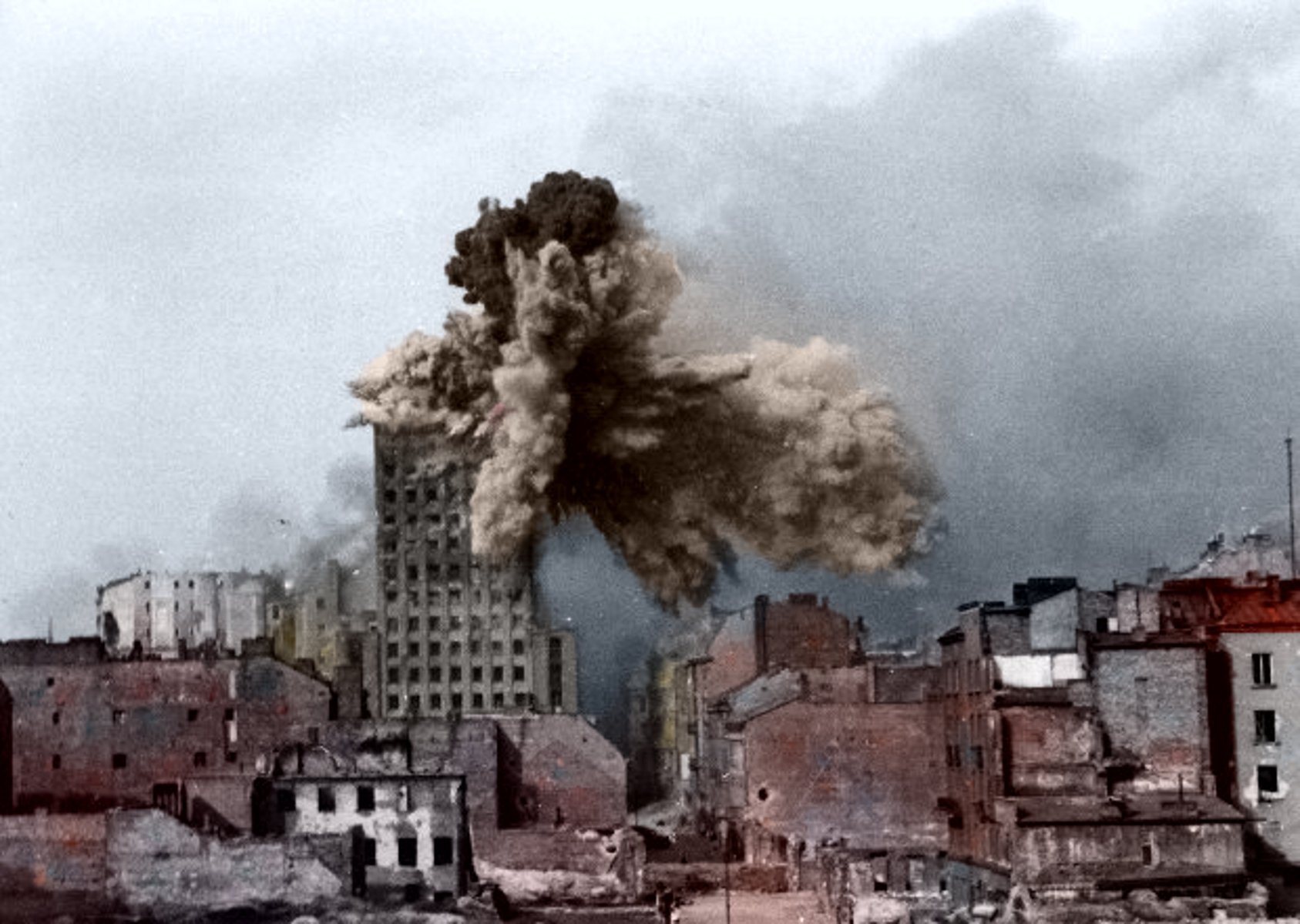 Варшавский небоскреб Prudential поражен немецким снарядом весом 2 тонны. 1944 год